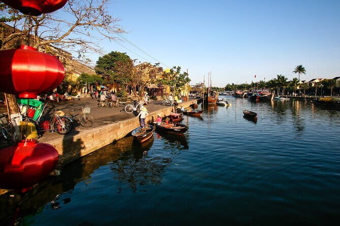 10-Day Vietnam Itinerary | Discover Vietnam’s top attractions - Hanoi at night: Old Quarter food tour and Thang Long water puppets