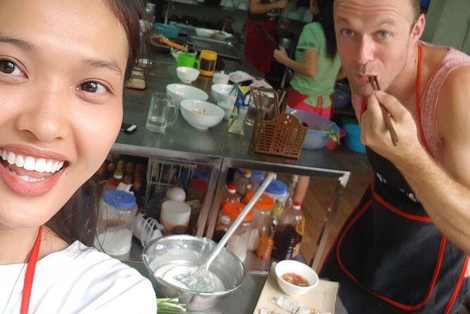 5 Traditional Dishes Hanoi Cooking Class with Market Trip - Back in the kitchen: how the class runs smoothly with 5 dishes