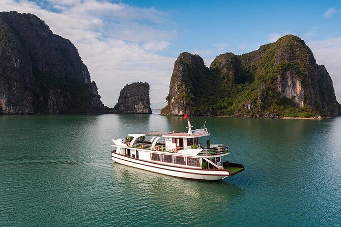6 Hour Cruise in Hanoi - The first scenery hit: islets like Cock Fighting and Thumb