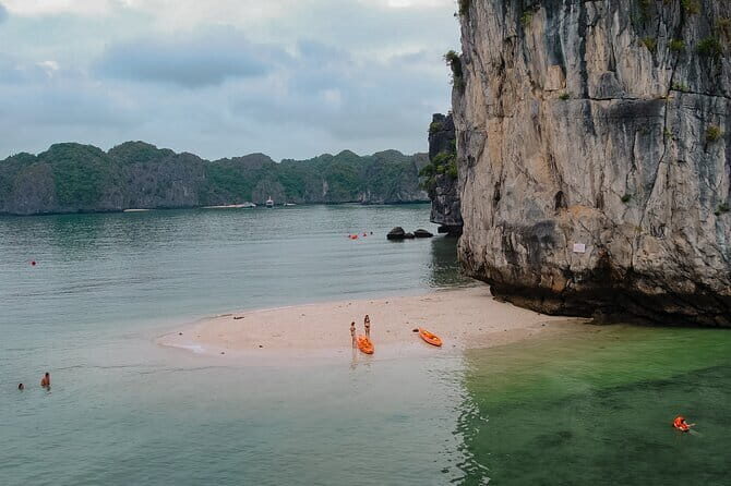 Bus Cat Ba island to Ha Noi - Speedboat crossing: faster than the ferry, with comfort