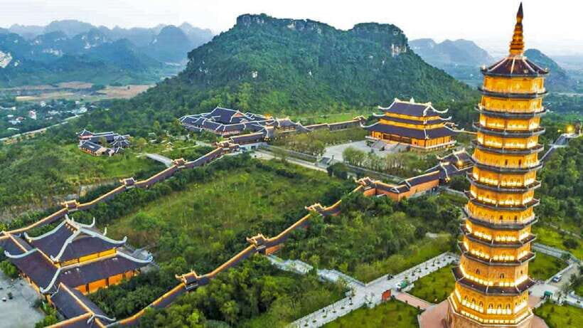 From Hanoi: 1-Day Ninh Binh Highlights Tour with Lunch - Guides, timing, and the group-tour reality in Hanoi Old Quarter