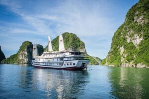 From Hanoi: 2-Day Bai Tu Long Bay Luxury Cruise with Jacuzzi - The private cabin: jacuzzi, big windows, and real comfort
