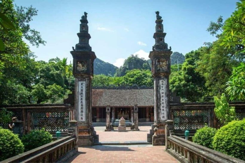 From Hanoi : 4-day Ninh Binh-Halong Bay Cruise with Balcony - Day 4 Sung Sot Cave, early lunch, and back to Hanoi on schedule