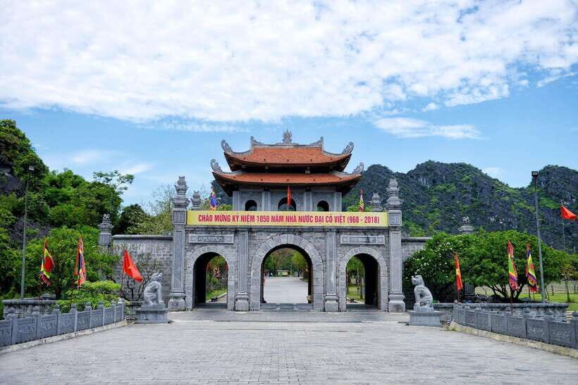 From Hanoi: Full-Day Ninh Binh Highlights Small Group Tour - Tam Coc Lunch at a Riverside Bungalow: Real Food, Real Break