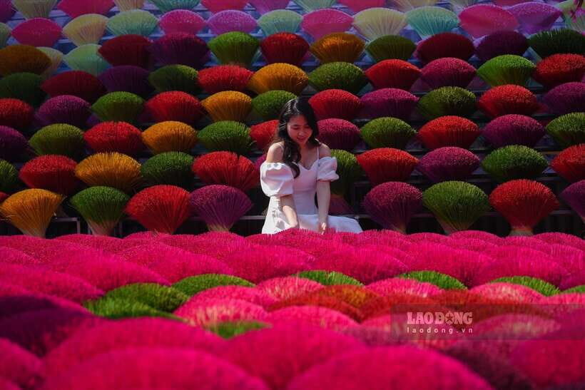 From Hanoi: Incense Village & Train Street Small Group Tour - Quang Phu Cau Morning: A craft walk with real atmosphere