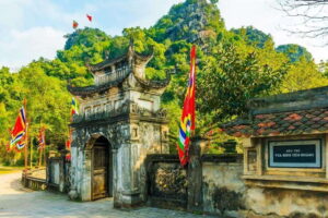 From Hanoi: Tam Coc Boat Trip and Hoa Lu & Mua Cave Tour - Hoa Lu’s Dinh King and Le King Temples: history you can actually connect to