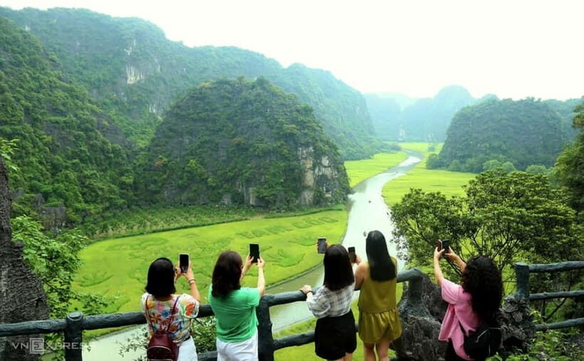 From Hanoi: Tam Coc Boat Trip and Hoa Lu & Mua Cave Tour - Tam Coc by bamboo boat: the slow part you’ll remember