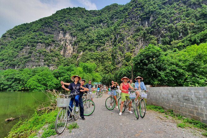 Full-Day Tour Hoa Lu, Tam Coc Boat Trip and Mua Cave - Guides, language, and what makes the experience feel smooth