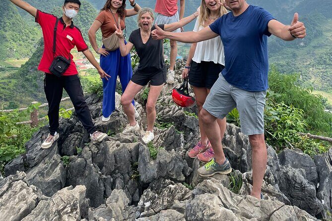 Ha Giang Loop 3 Days 2 Nights with Ha Giang Vision Tour - Day 1: Quiri Peninsula lunch, Quan Ba Heaven Gate, and Hmong weaving in Lùng Tám