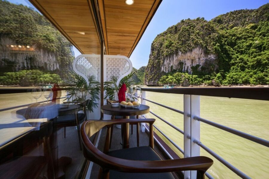 Ha Long & Lan Ha Bays: 2-Day Cruise with Meals & Kayaking - Kayaking in Tra Bau: close-up karst and a possible hidden temple