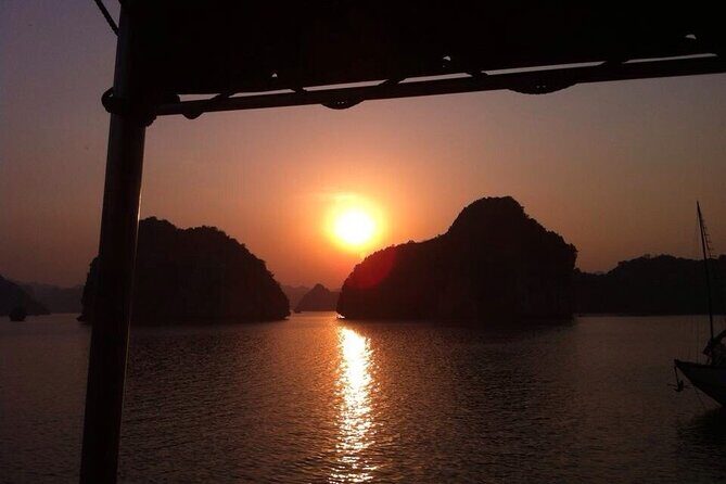 Halong Bay Cruise With Cave, Kayaking, Swimming - Buffet Lunch - Hang Luon Lagoon: kayaking yourself or the bamboo boat option