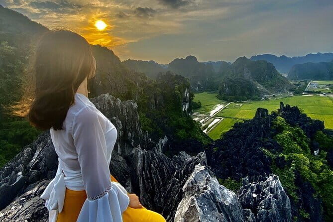 Halong Bay Full Day with All-Inclusive - Bo Hon archipelago time: Surprise Cave, Luon Cave boats, Titov views