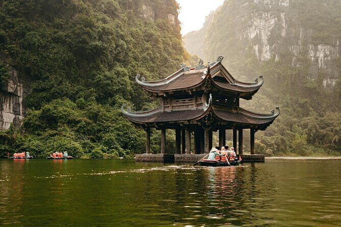 Halong Bay Full Day with All-Inclusive - The crowd reality at Halong: how to keep your day enjoyable