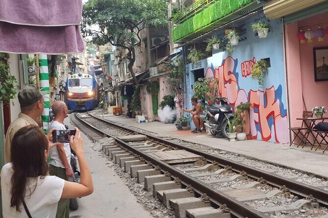 Hanoi All-In-One Tour: Highlights & Train Street & Culture & Fun - Lenin Park and the shift from monuments to ideology