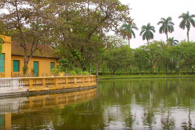 Hanoi All-In-One Tour: Highlights & Train Street & Culture & Fun - Hoa Lo Prison Museum: a war story told through places
