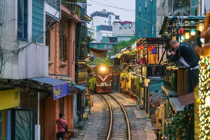 Hanoi: City Highlights Tour with Train Street & Hidden Gems - Meeting in Hoàn Kiếm and riding through Hanoi traffic