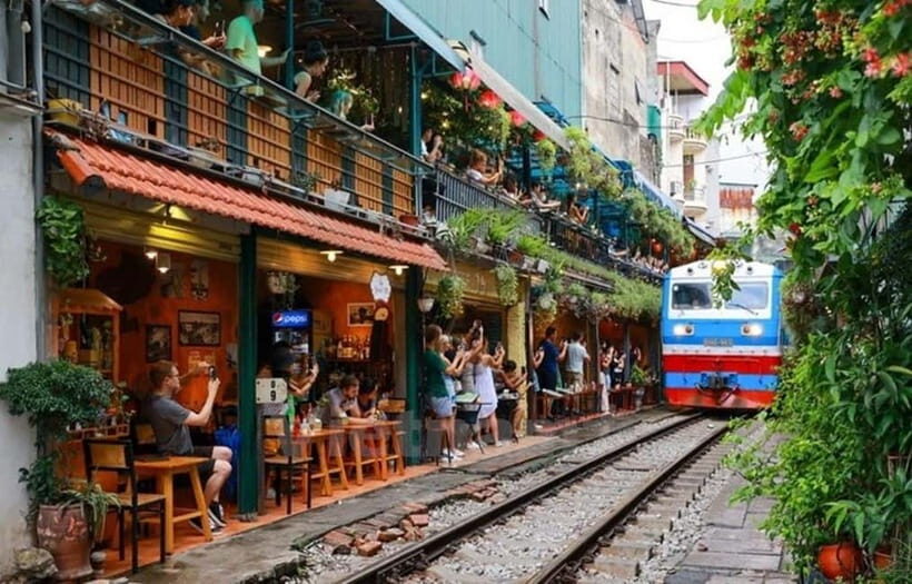 Hanoi: Eat Like a Local Small Group Street Food Tour - Meeting at 33 Ngo Huyen Str: the small start that pays off