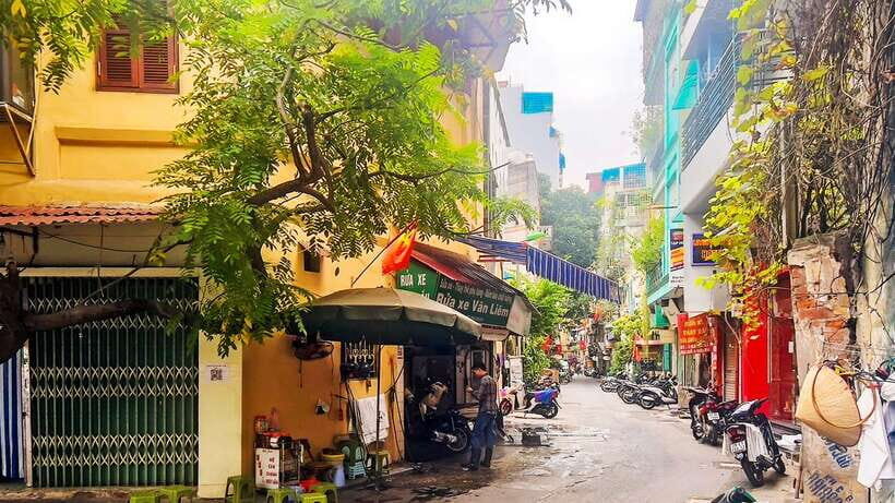 Hanoi: Guided Food Tour with Train Street Visit - Banh mi and kem xôi: the crunch and the cool