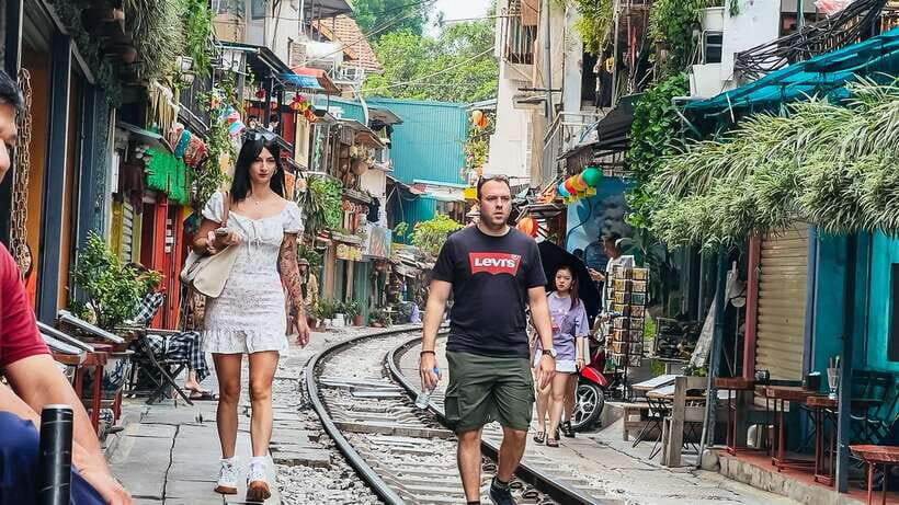 Hanoi: Guided Food Tour with Train Street Visit - Train Street: how the guide improves your odds