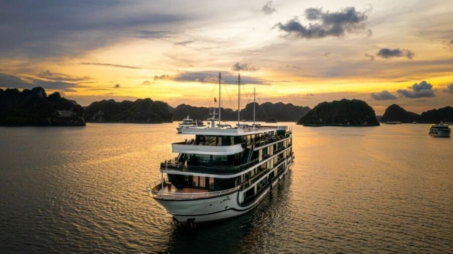 Hanoi: Halong Bay 2-Day 5-Star Balcony Cruise & Bathtub - Food onboard: more than buffet meals