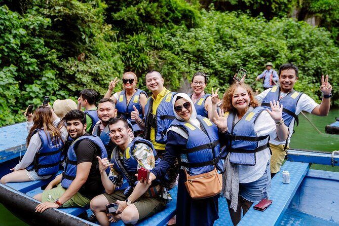 Hanoi: Halong Bay Luxury Option – Titop, Surprise Cave, Kayak - Lunch onboard: the schedule glue (and what it means for value)