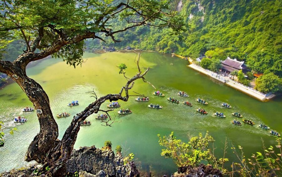Hanoi: Hoa Lu, Trang An, and Mua Cave Full-Day Trip - Stop 1: Hoa Lư ancient capital temples and the story behind the ruins