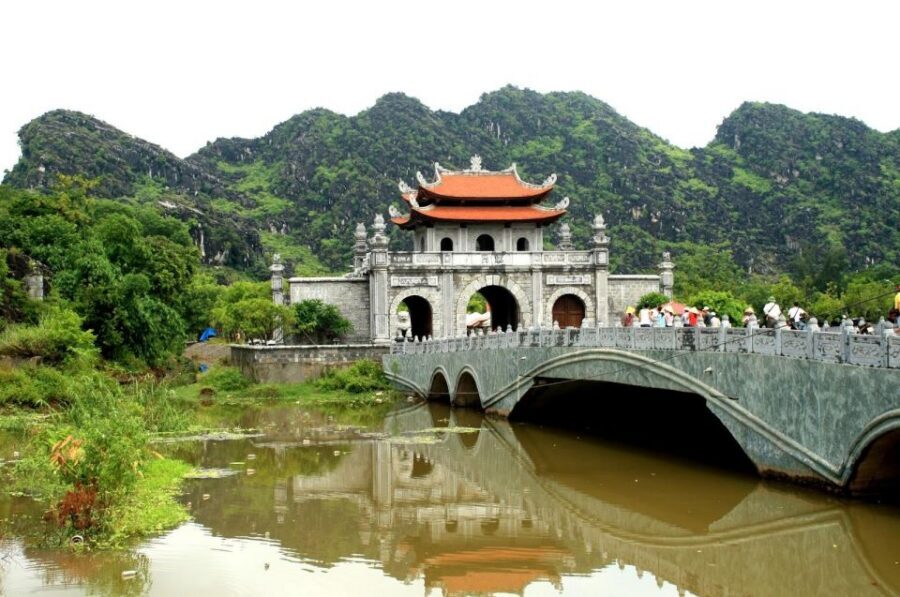 Hanoi: Hoa Lu, Trang An, and Mua Cave Full-Day Trip - Lunch in Ninh Bình: what the included buffet does well (and what to not expect)