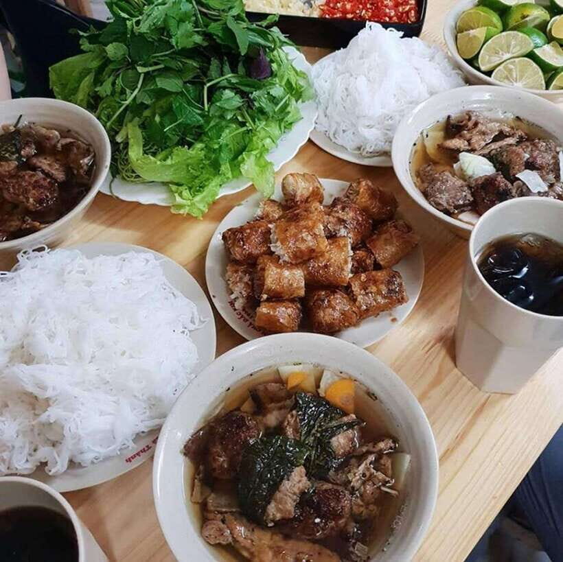 Hanoi: Michelin Guide Street Food Walking Tour - Dry chicken pho: the opening dish that sets the whole tone
