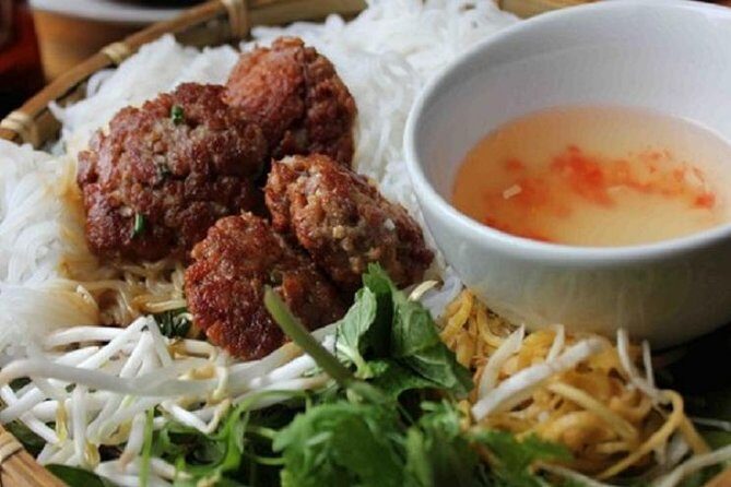 Hanoi Private Walking Tour: Street Food (HOT HOUR PROMOTING) - What You Taste: From Street Bites to a Real Hanoi Main