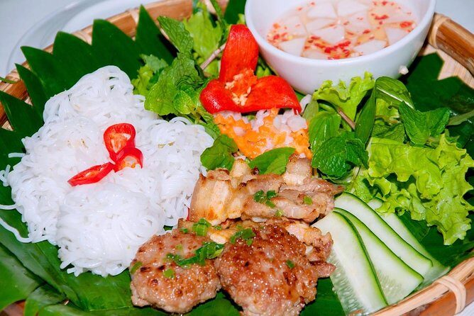 Hanoi Street Food: Small Group Walking Tour with Real Foodie - Hang Be Market: Watch the Ingredients Before You Taste
