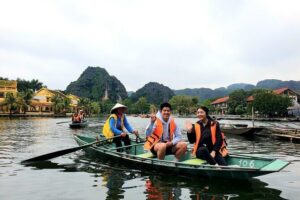 Highlight Ninh Binh Full Day Tour Tam Coc Boat, Mua Cave, Hoa Lu - Tam Coc Bamboo Boat (Tam Cốc–Bich Động): The Relaxing Middle of the Day