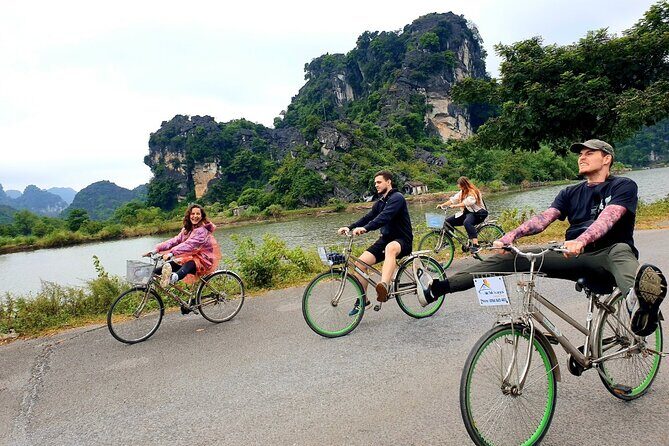 Highlight Ninh Binh Full Day Tour Tam Coc Boat, Mua Cave, Hoa Lu - Mua Cave and Dragon View: The Nearly 500-Step Test