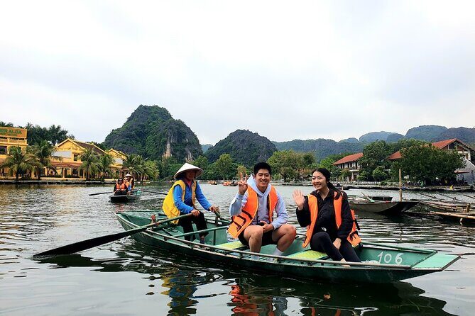 Highlight Ninh Binh Full Day Tour Tam Coc Boat, Mua Cave, Hoa Lu - Tam Coc Bamboo Boat (Tam Cốc–Bich Động): The Relaxing Middle of the Day