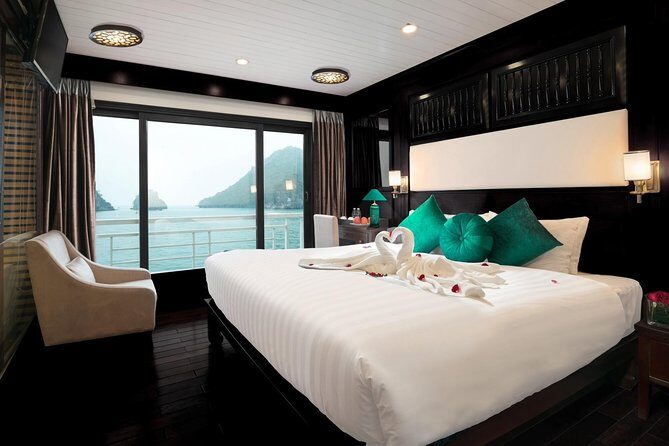 Overnight Luxury 5 Star Alisa Cruise with Meals, Kayak or Bamboo Boat - Day 1: boarding at noon and a full first day of bay sights