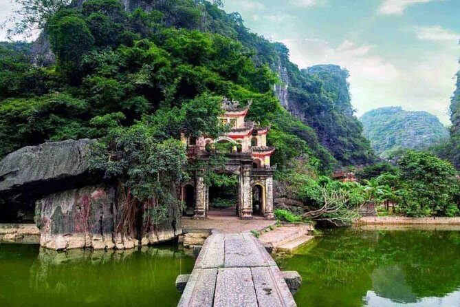 Premium Hoa lu - Trang An - Mua Cave with Buffet Lunch from Hanoi - Stop 3: Mua Cave and the panoramic view from Ngoa Long mountain