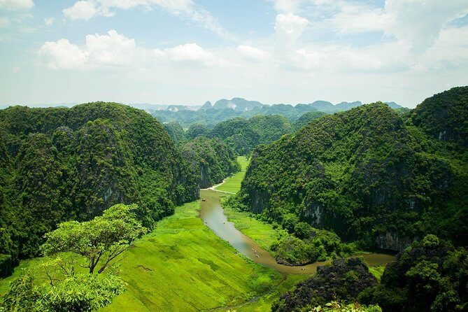 Premium Hoa lu - Trang An - Mua Cave with Buffet Lunch from Hanoi - The guide: where the quality really shows (and why Tuân is noted)