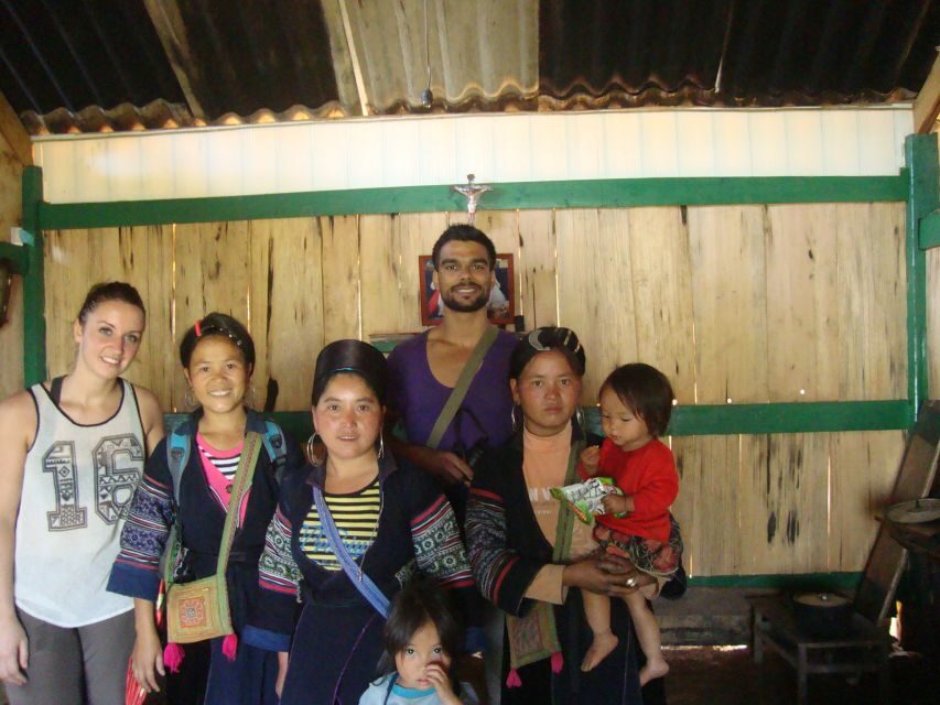 Sa Pa: 6-Hours Muong Hoa Valley Trek with Local Ethnic guide - Ta Van homes: weaving, rice cultivation, and real family spaces