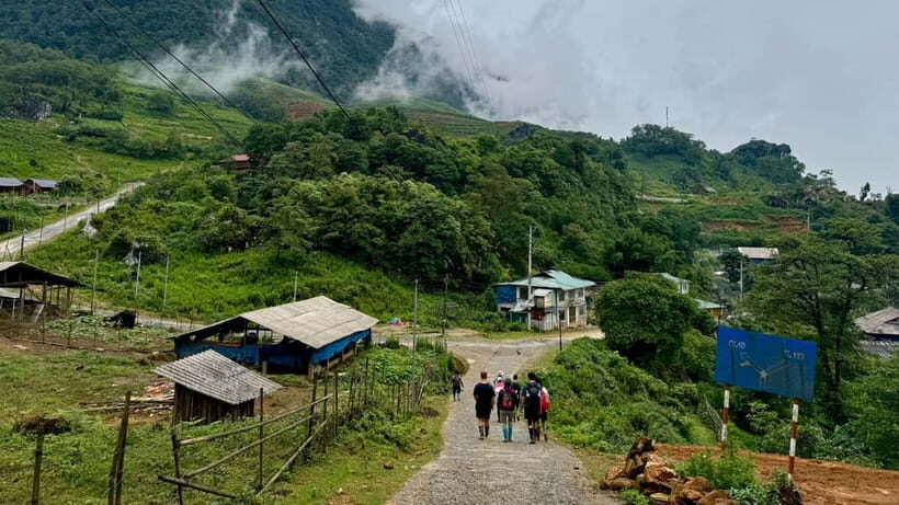 Sapa 2-Day Trekking Tour – Explore Villages & Scenic Trails - Choosing Tả Van vs Hầu Thào: how the trek changes