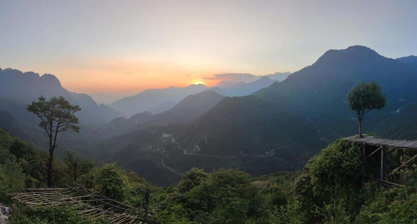 Sapa: Private Highlights Day Tour with Lunch - Y Linh Ho: a short photo stop with local texture