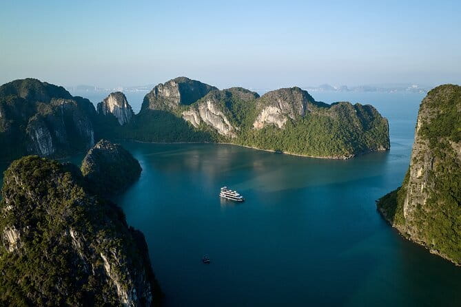 HALONG BAY LUXURY IRIS CRUISE DAY TRIP-BEST SELLER: Kayak, Music - The premium seafood buffet: 50 fusion dishes plus a practical seating plan