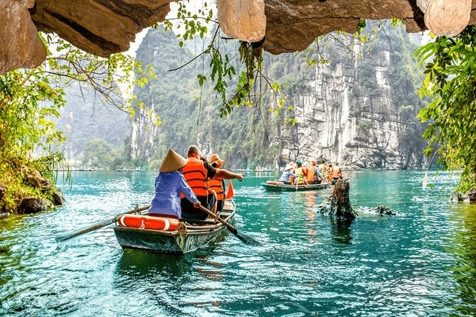 Ninh Binh Day Tour Tam Coc Mua Cave Hoa Lu Buffet Lunch Limousine - Mua Cave (500 Steps) and the Great Wall Comparison