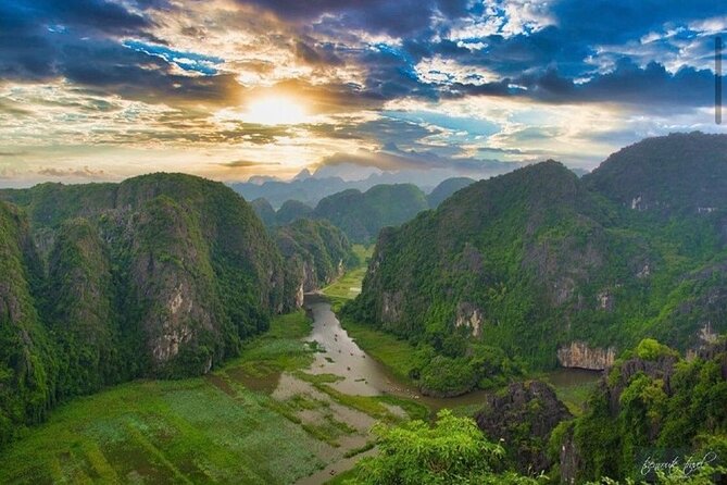 Ninh Binh Day Tour Tam Coc Mua Cave Hoa Lu Buffet Lunch Limousine - Tam Coc Lunch and the 2-Hour Ngo Dong Bamboo Boat