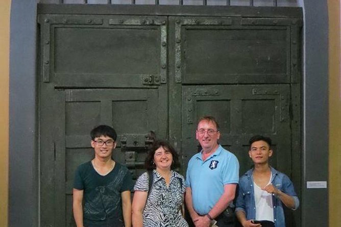 (Private) Hanoi War Sites Tour - Hữu Tệp Lake and the downed B-52: wreckage, photos, and context
